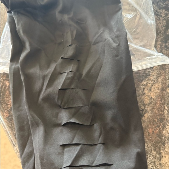 Black Cut-Out Leggings - Picture 5 of 6